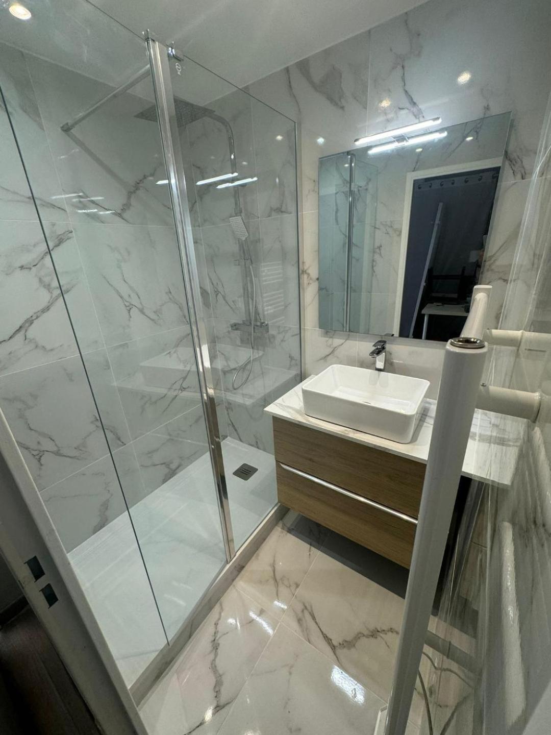 Appartement 2 Pieces En Etage Eleve, Centre-Ville Au Calme, Petite Vue Mer Ница Екстериор снимка